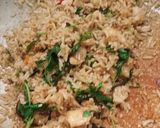 รูปขั้นตอนการทำที่ 5 ของ ข้าวผัดใบกะเพราไก่ชิ้น
