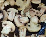 Foto langkah ke 4 dari resep Cheesy Mushroom Sausages Pizza.