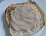 Foto del paso 4 de la receta: Sándwich de carne🥩, cebolla🧀caramelizada🌰 y queso🥯