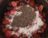Chia magos eperlekvár recept fázis 1 fotója