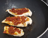 Foto del paso 2 de la receta: Pizza con base de pollo sin horno low carb