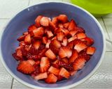 Foto del passaggio 5 della ricetta Torta mousse con cioccolato, panna e fragole
