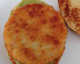 Foto del paso 5 de la receta: Mollete de burger de pollo con hummus y guacamole