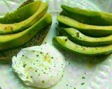 Foto del paso 5 de la receta: Tostadas de Pan Integral con Palta y Huevo Poché