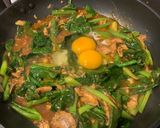 รูปขั้นตอนการทำที่ 1 ของ ปลากระป๋องผัดคะน้าใส่ไข่