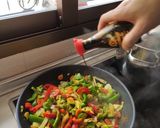 Foto del paso 3 de la receta: Noodles con pollo y gambas