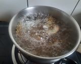 A picture of step 2 of Fenugreek lemon ginger spice detox tea.