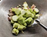 รูปขั้นตอนการทำที่ 3 ของ หมูผัดบวบ
