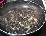 Foto del paso 6 de la receta Macarrones con pota en salsa de tinta de sepia