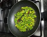 Foto del paso 2 de la receta Espárragos verdes salteados con champiñones y beicon
