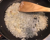 Foto del paso 2 de la receta: Calamares enlatados en su tinta con arroz negro