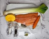 Foto del passaggio 1 della ricetta Salmone in cartoccio con Zucca Butternut, porro e timo