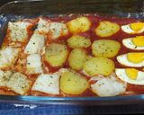 Foto del paso 3 de la receta Bacalao con tomate, patatas y huevo al horno