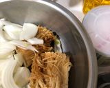 鹹豬肉炒洋蔥金針菇的食譜步驟1照片