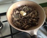 Foto del passaggio 3 della ricetta Fusilloni con ragù d'anatra alla birra, crema di porcini, funghi pioppini e pinoli tostati