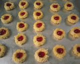 Foto langkah ke 4 dari resep Crunchy Strawberry Cheese Thumbprint Cookies.