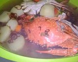 Foto langkah ke 7 dari resep Sup kepiting segar dengan bahan rempah.