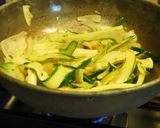 A picture of step 4 of Zucchini noodles with spinach masala curry.