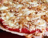 Foto del paso 6 de la receta: Pizza de queso de cabra, cebolla caramelizada y nueces con base casera integral