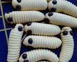 Foto langkah ke 5 dari resep Kue kering ulat 3 bahan teflon.