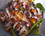 Foto langkah ke 3 dari resep Tumis Cumi Asap Pedas.