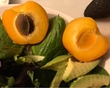 Foto del paso 3 de la receta: Ensalada de brotes tiernos, con albaricoque