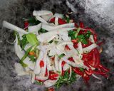 Foto langkah ke 4 dari resep Tumis Ikan Kembung Saus Tiram Jamur Tiram.