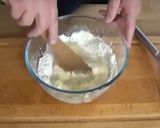 A picture of step 2 of Spätzle.