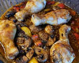 Foto del paso 5 de la receta: Pollo en salsa con ciruelas y champiñones