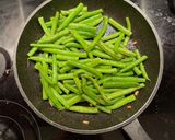 A picture of step 3 of 🧄 Sauteed Green beans with garlic.