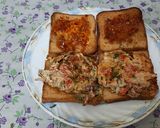 A picture of step 6 of Schezwan chutney brown Bread 🍞 tomato 🍅 onion omellete.
