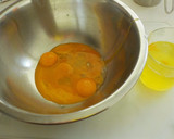 Foto del paso 1 de la receta: Bizcocho de yemas, naranja y sin lactosa