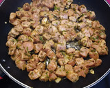 Foto del paso 3 de la receta: Lomo al ajillo con patatas y pimientos