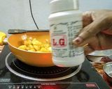 A picture of step 2 of Dahi Aloo.
