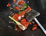 Foto langkah ke 5 dari resep Tongkol Suwir Pedas.