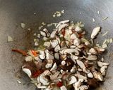 Gambar langkah 2 resipi Makaroni Goreng Tomyam.