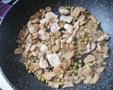 Foto del paso 1 de la receta: Pechuga de pollo con champiñones al ajillo y guisantes
