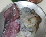 รูปขั้นตอนการทำที่ 1 ของ ผัดผงกะหรี่กุ้ง ปลาหมึก