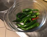 Une image de l'étape 3 de Piments verts à la compotée de tomates, citron vert et épices.