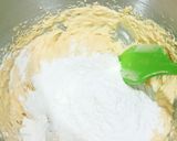 Foto langkah ke 3 dari resep Victoria Sandwich Sponge Cake.