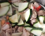 Foto langkah ke 2 dari resep Tumis Ayam Zucchini.