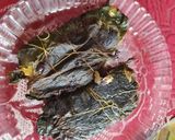 A picture of step 4 of Katla fish in gourd leaves.