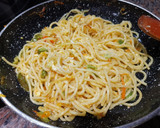 Foto del paso 4 de la receta: Spaguettis salteados con verduras y huevo