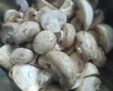 मशरूम और मटर की ग्रेवी सब्जी (mushroom aur matar ki gravy sabzi recipe in Hindi) रेसिपी चरण 1 फोटो