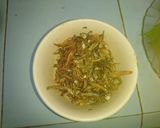 Foto langkah ke 3 dari resep Tumis teri pepaya jepang.