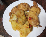 Foto del paso 6 de la receta: Muslitos de pollo sobre cama de papas y verduras al horno