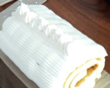 Foto del paso 8 de la receta: Pionono relleno de dulce de leche, decorado con crema chantilly