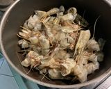 Une image de l'étape 3 de Bouillon de gambas à l’ail et herbes aromatiques.