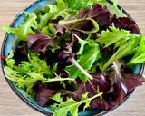 Une image de l'étape 1 de Salade de mesclun avec œufs farcis au thon.