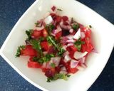 Foto del paso 1 de la receta: Tortilla de tomate natural, cebolla y cilantro